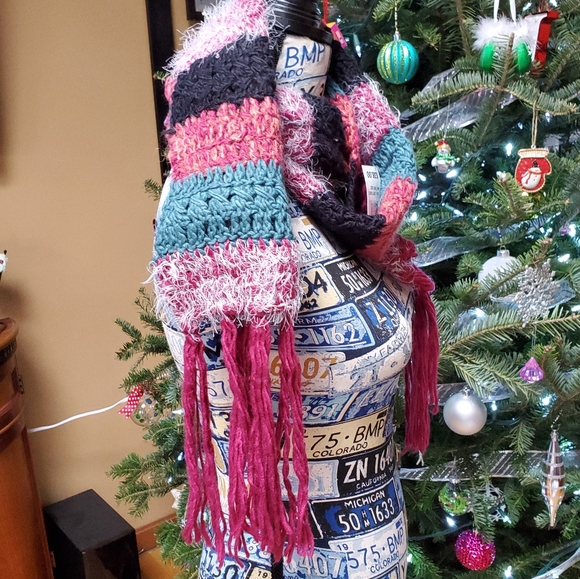 GORGEOUS MULTICOLORED STRIPED SCARF! - Picture 4 of 8